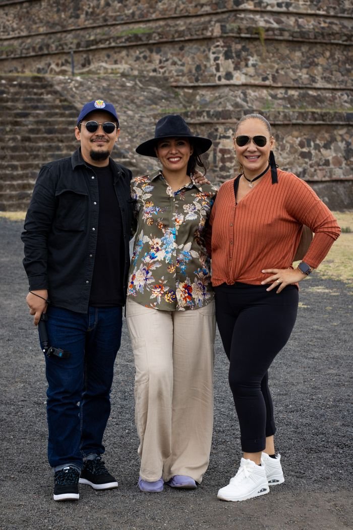 Three friends enjoying a visit to the historic Teotihuacan pyramids.